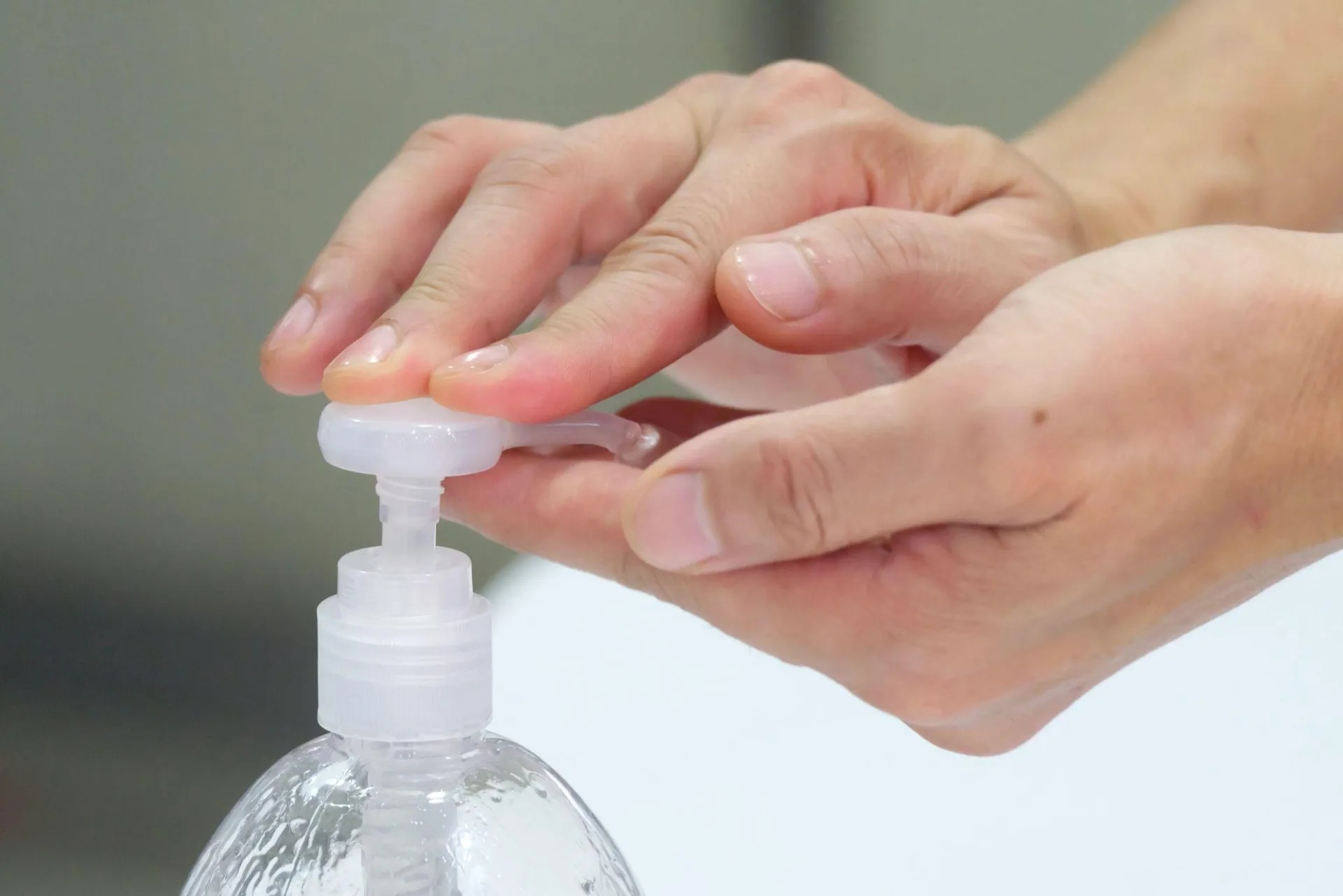Hände werden desinfiziert